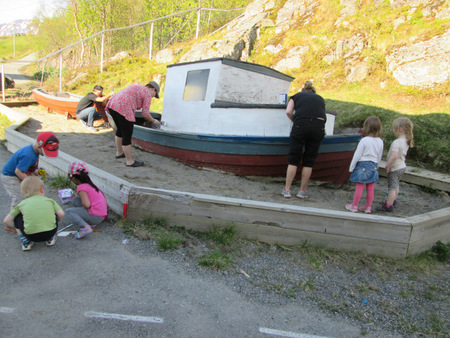 Båten får et strøk maling